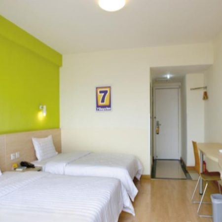 7 Days Inn Guangzhou Tianhe Yantang Metro Branch ภายนอก รูปภาพ